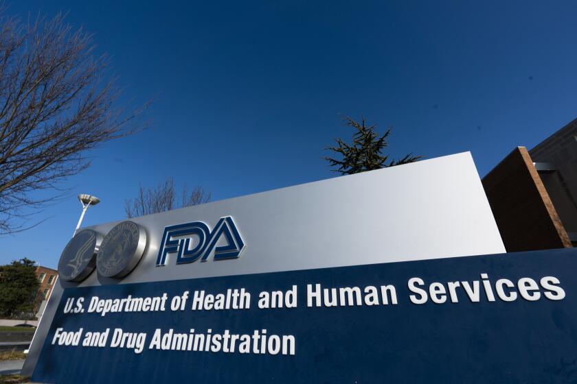 ARCHIVO - Esta imagen muestra el rótulo de las oficinas de la Administración de Medicamentos y Alimentos de Estados Unidos (FDA, por sus siglas en inglés), el 10 de diciembre de 2020, en Silver Spring, Maryland. (Foto AP/Manuel Balce Ceneta, Archivo)